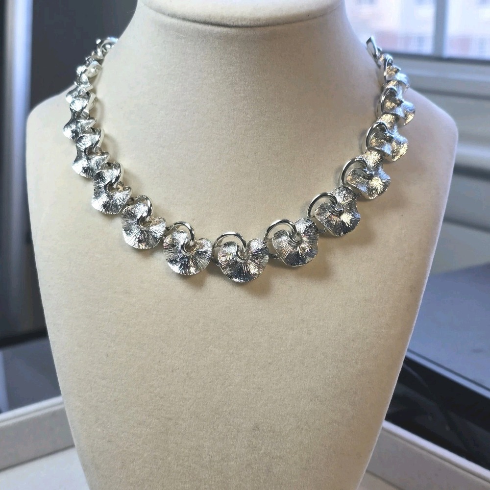 Lisner Silver Tone Lily Pad Leaf Necklace Vintage Textured Choker Adjustable
